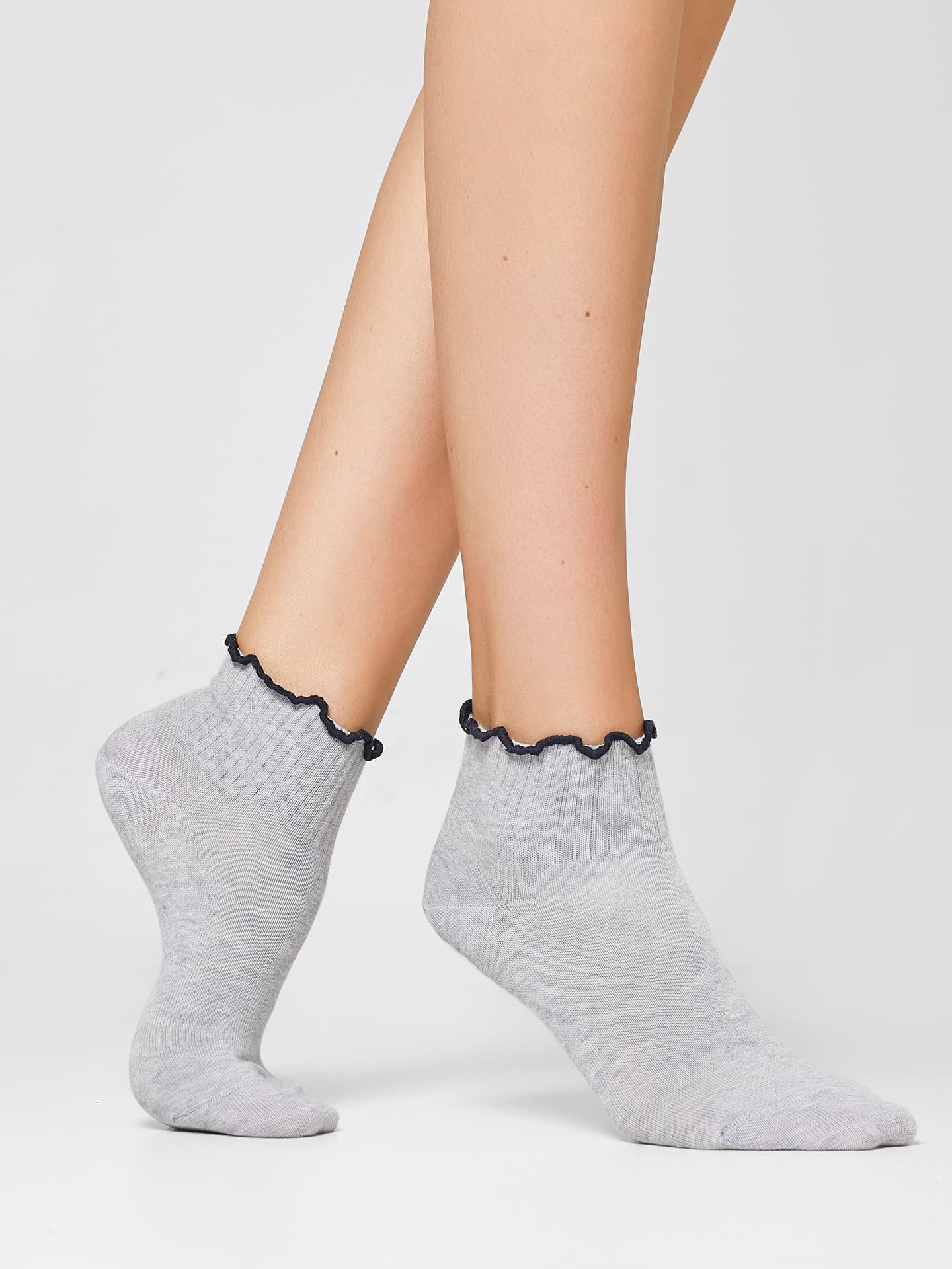 Женские укороченные носки с волнообразным бортом в цвете серый меланж Mark Formelle серый 21396K 