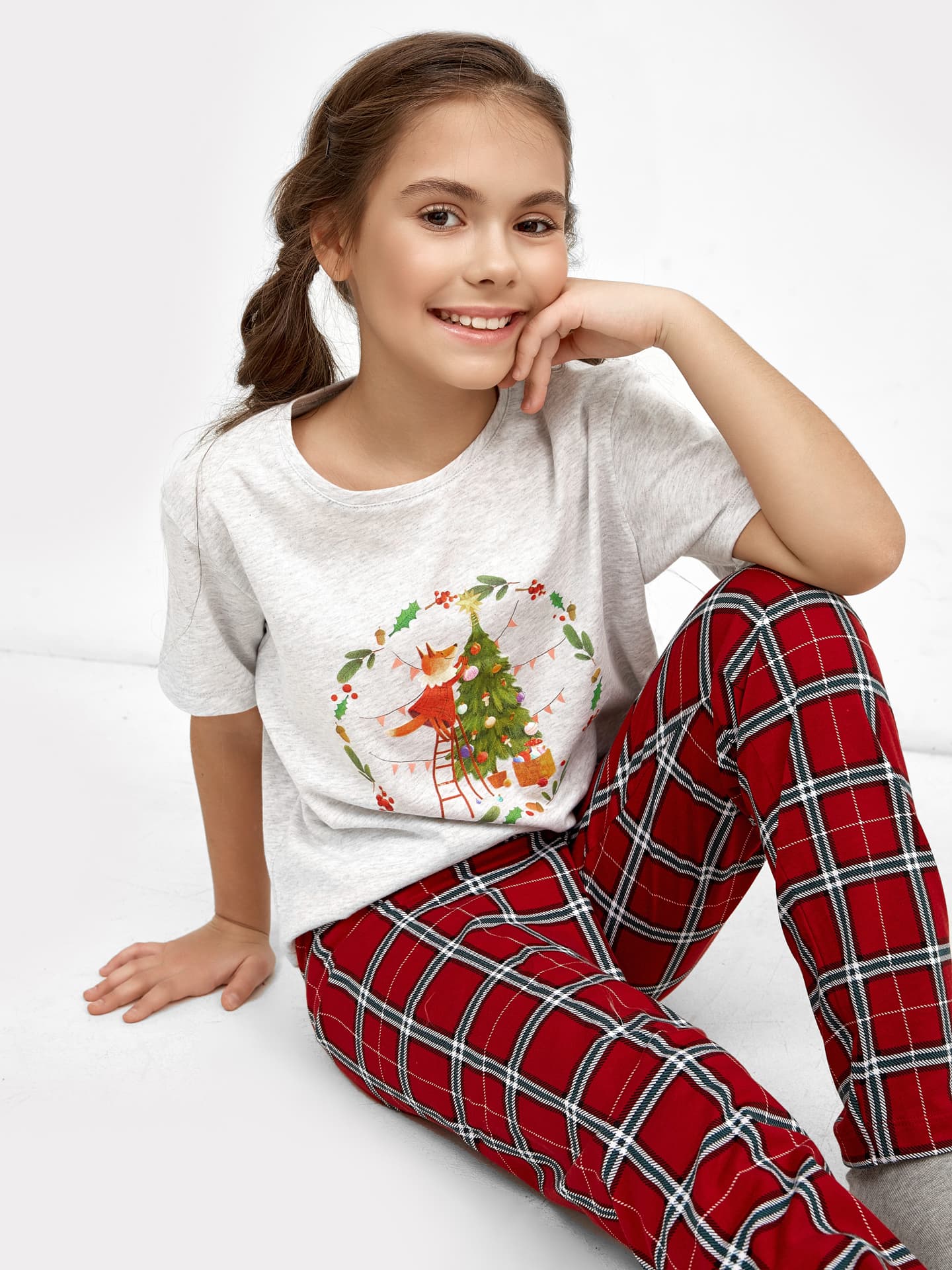Комплект для девочек (серая футболка и брюки в клетку) с новогодним дизайном Mark Formelle серого цвета